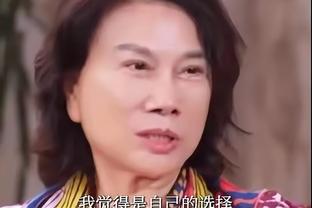 奥尼尔超大身躯 需要两位家人帮忙穿上夹克？还怪好看的